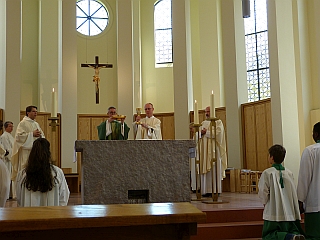 Am Altar: Pater Roser, Pater Heindl, Pater Hollweck und Pater Löwenstein