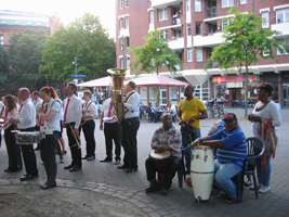 Fronleichnamsprozession auf dem Hansaplatz in St. Georg mit Blaskapelle und Ephata Togo-Chor vom Kleinen Michel