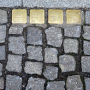 Gedenkweg entlang von Stolpersteinen in der Umgebung des Kleinen Michel, 12. November 2024